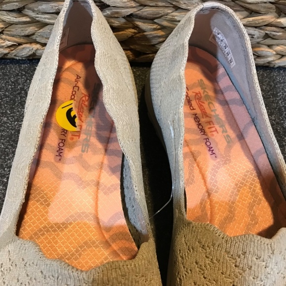 Skechers Cream and Gray Flats Sporty Slip-On Loafers - Size 9 - Picture 6 of 13